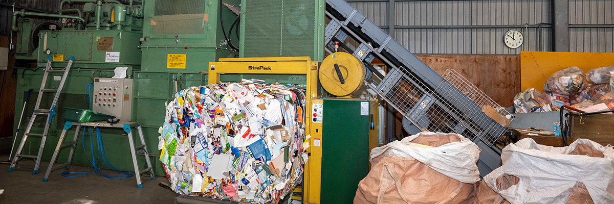 紙容器包装リサイクルセンターで、紙ごみを圧縮梱包しています。
